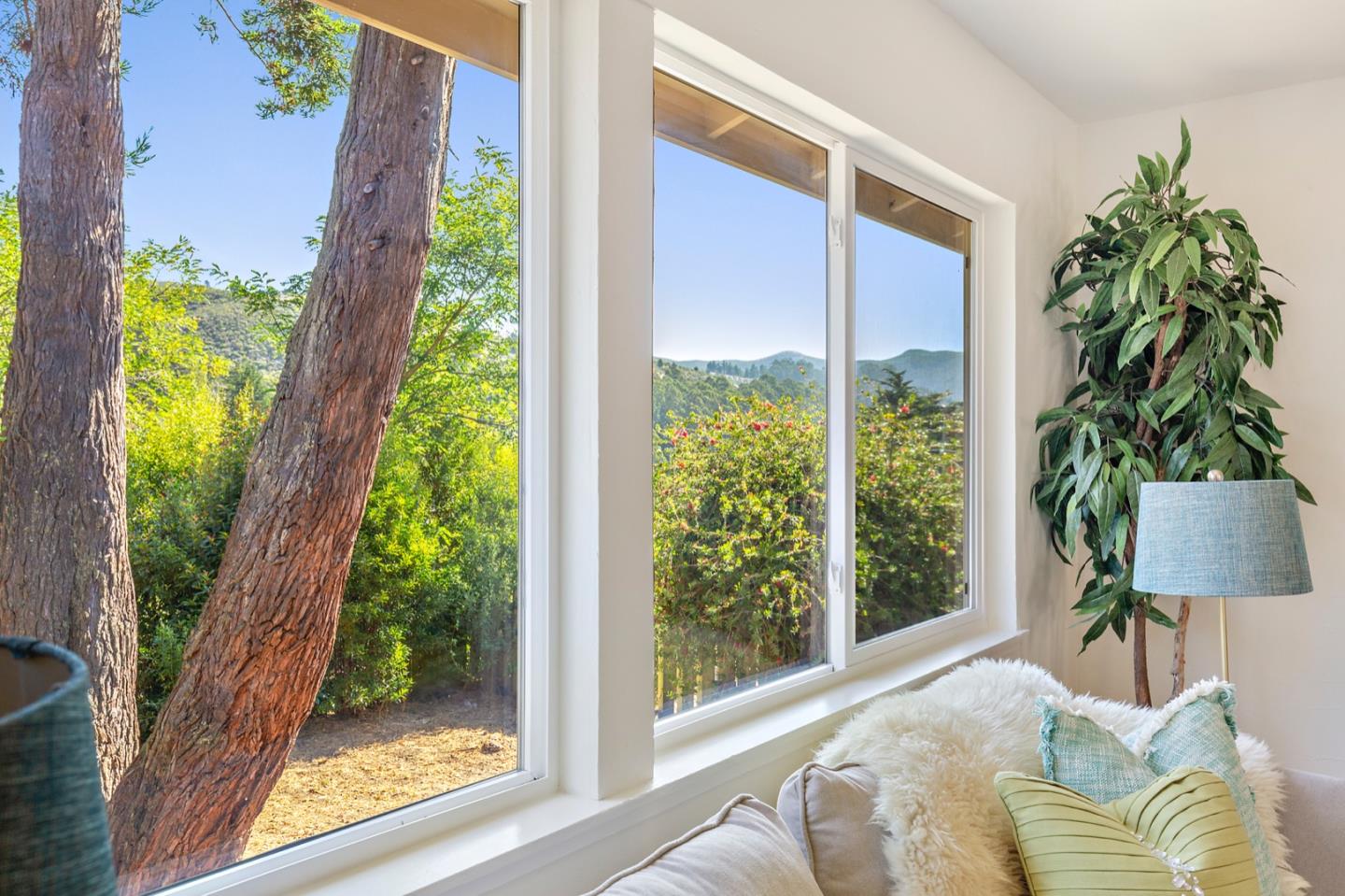 1528 Terra Nova Boulevard Pacifica, CA 94044 - Photo 9 of 32 a bed sitting in a bedroom next to a window