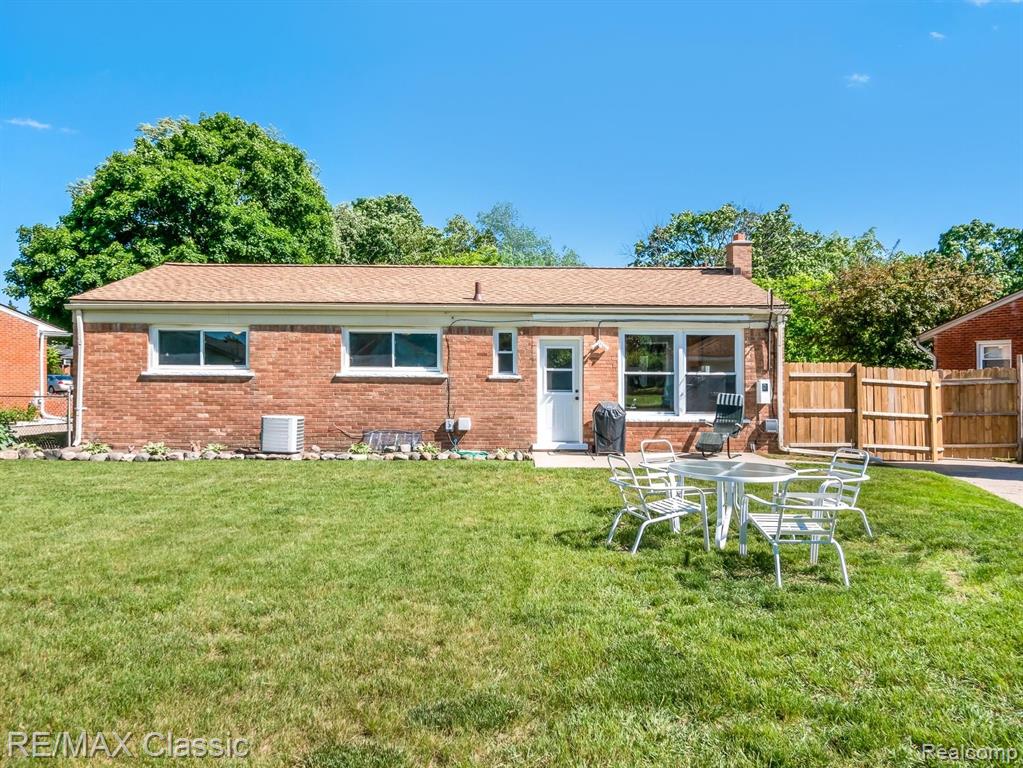35948 Pinetree Street Livonia, MI 48150 - Photo 19 of 22