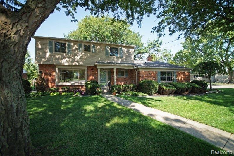 21473 River Road Grosse Pointe, MI 48236 - Photo 2 of 26 DSC02482.JPG