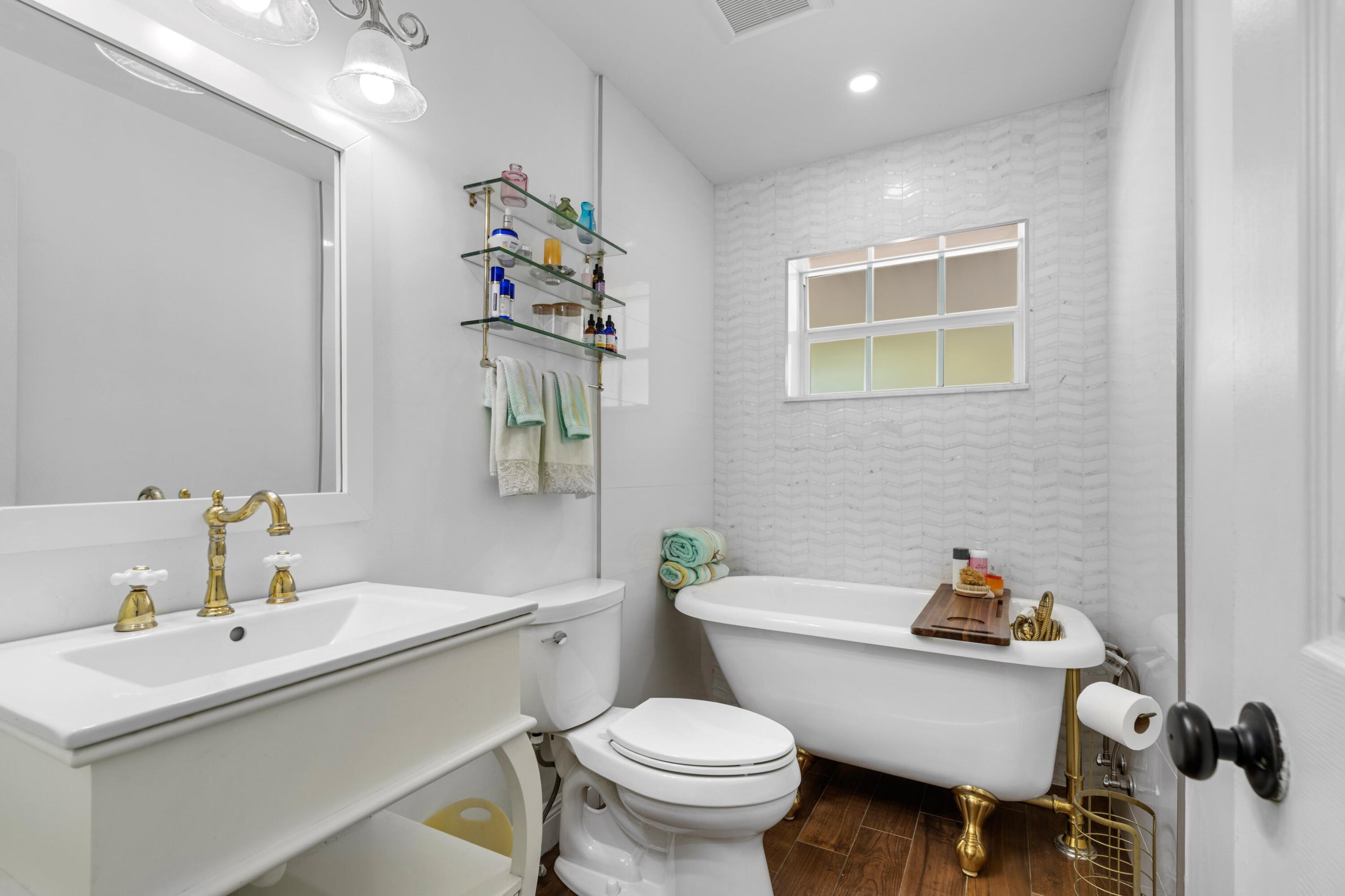 526 Southwest 11th Place Boca Raton, FL 33432 - Photo 15 of 19 2nd Bathroom