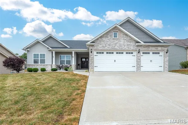 $449,900 | 1831 Crimson Oak Drive, Maryville, IL 62062