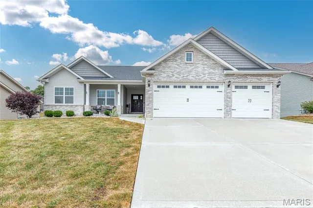 $449,900 | 1831 Crimson Oak Drive, Maryville, IL 62062