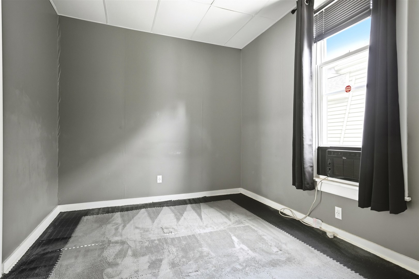 603 West Oakland Avenue Bloomington, IL 61701 - Photo 12 of 33 a view of an empty room and a window