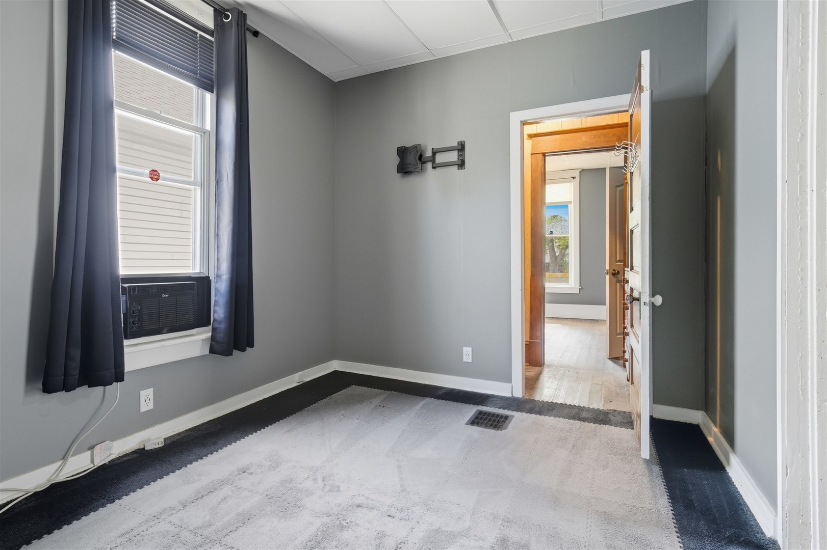 603 West Oakland Avenue Bloomington, IL 61701 - Photo 13 of 33 an empty room with a window