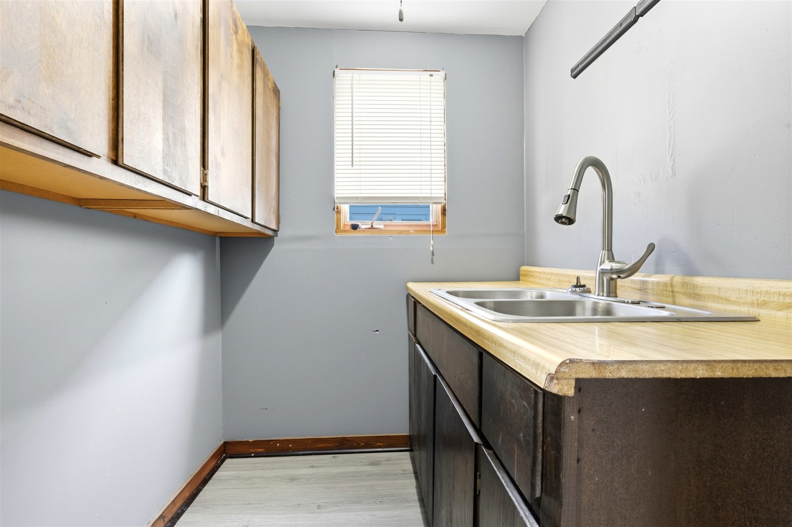 603 West Oakland Avenue Bloomington, IL 61701 - Photo 19 of 33 a bathroom with a sink and a mirror