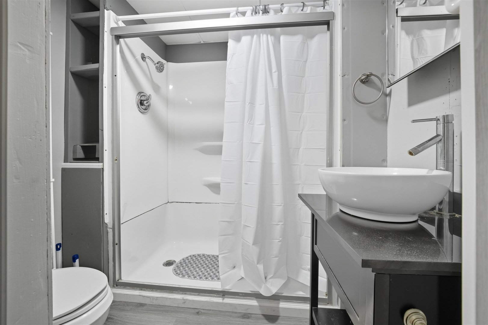 603 West Oakland Avenue Bloomington, IL 61701 - Photo 20 of 33 a bathroom with a granite countertop bathtub shower sink and toilet