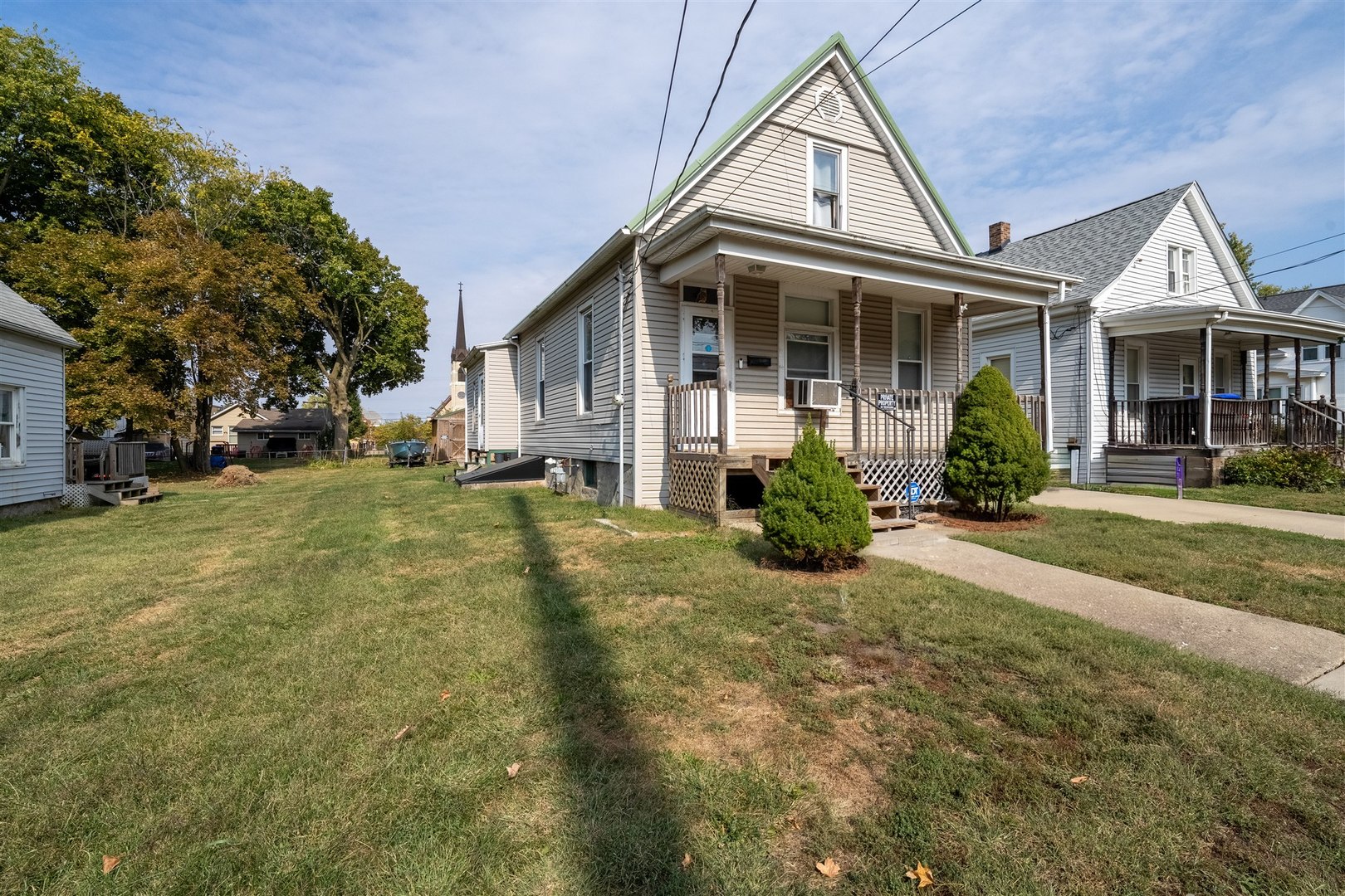 603 West Oakland Avenue Bloomington, IL 61701 - Photo 2 of 33 front view of a house with a yard