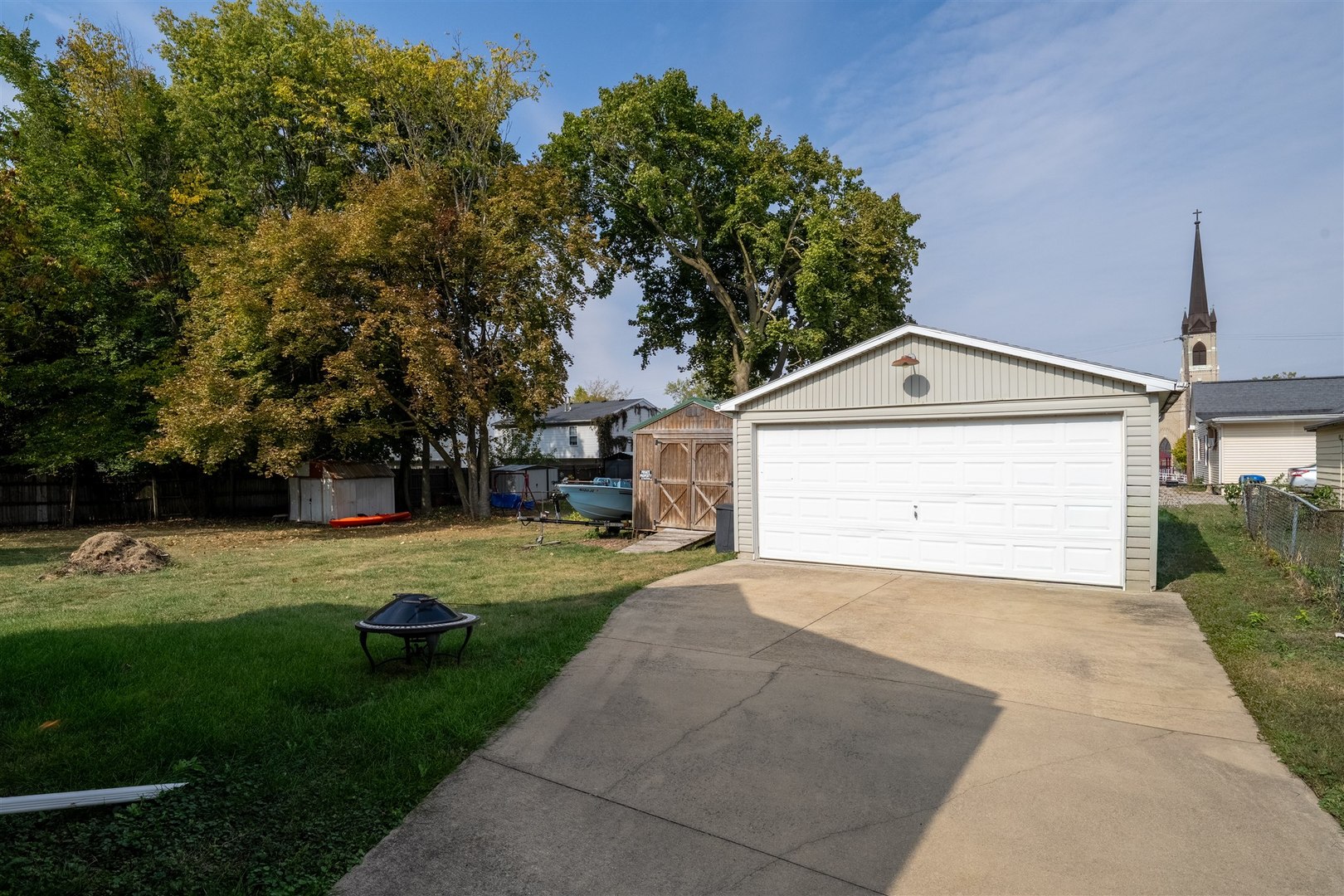 603 West Oakland Avenue Bloomington, IL 61701 - Photo 28 of 33 a front view of a house with a yard and trees