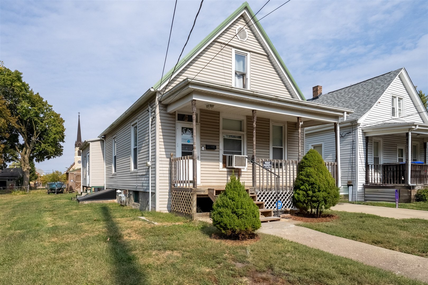 603 West Oakland Avenue Bloomington, IL 61701 - Photo 4 of 33 front view of a house with a yard