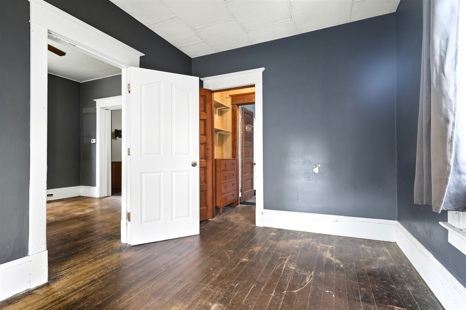 603 West Oakland Avenue Bloomington, IL 61701 - Photo 8 of 33 a view of an empty room with wooden floor and a window