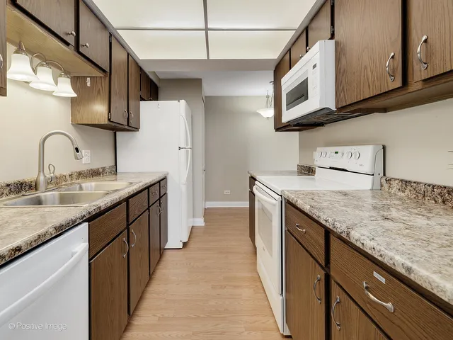 $1,950 | 6340 Americana Drive, Unit 1019, Willowbrook, IL 60527