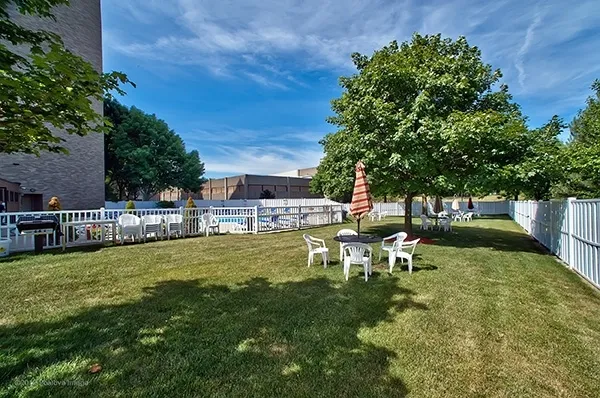 $1,950 | 6340 Americana Drive, Unit 1019, Willowbrook, IL 60527