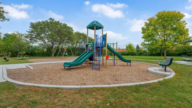 $1,950 | 6340 Americana Drive, Unit 1019, Willowbrook, IL 60527