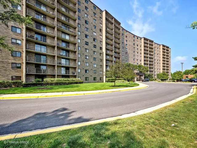 $1,950 | 6340 Americana Drive, Unit 1019, Willowbrook, IL 60527