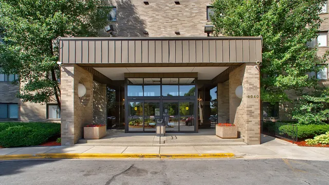 $1,950 | 6340 Americana Drive, Unit 1019, Willowbrook, IL 60527