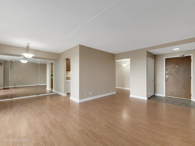 $1,950 | 6340 Americana Drive, Unit 1019, Willowbrook, IL 60527