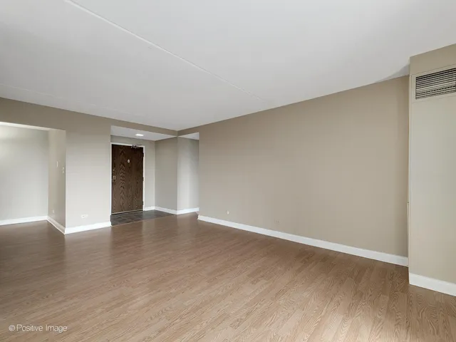 $1,950 | 6340 Americana Drive, Unit 1019, Willowbrook, IL 60527