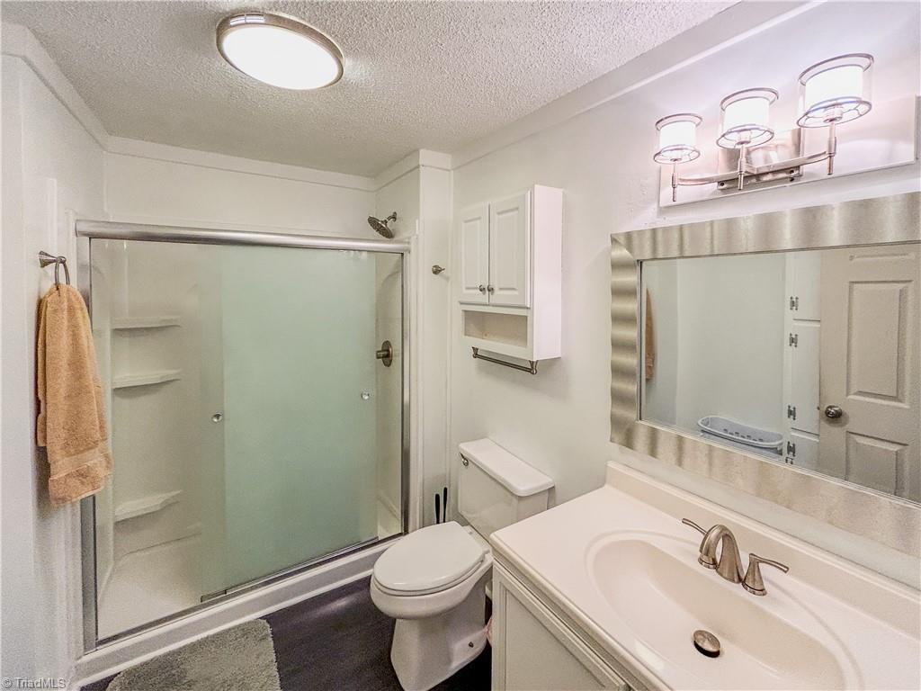 805 Spring Street Reidsville, NC 27320 - Photo 13 of 23 Hallway full bathroom
