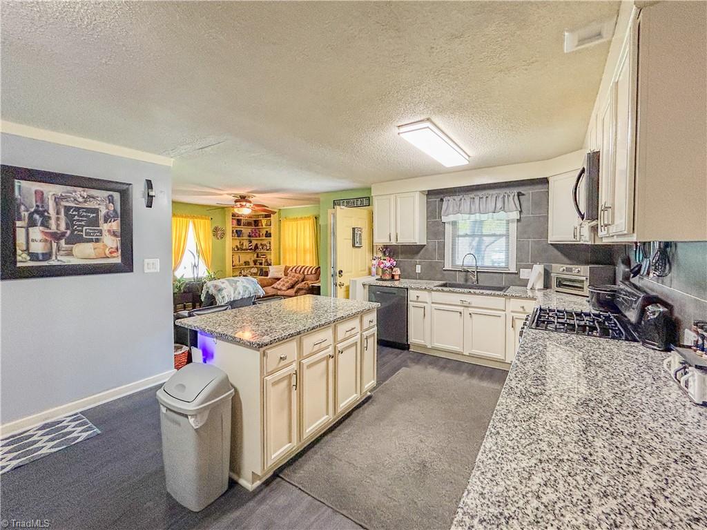 805 Spring Street Reidsville, NC 27320 - Photo 3 of 23 Check out the kitchen!