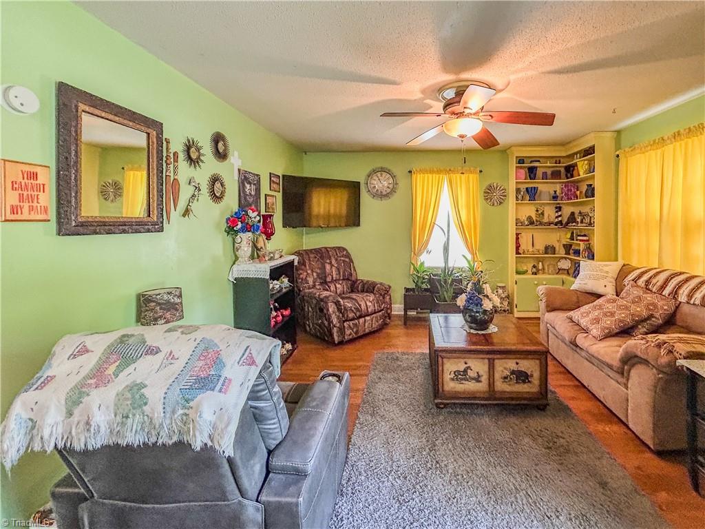 805 Spring Street Reidsville, NC 27320 - Photo 6 of 23 Living room