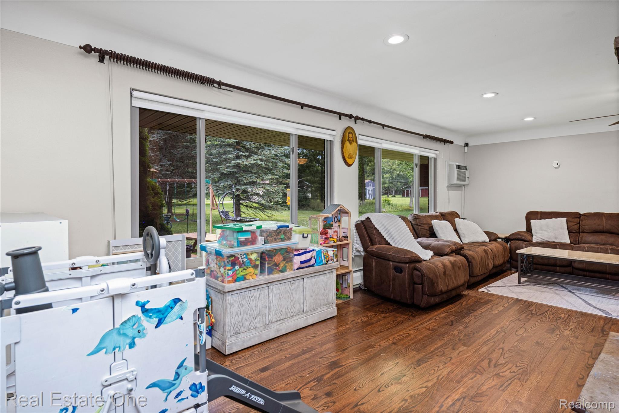 2810 Walbridge Drive Rochester, MI 48307 - Photo 13 of 58 Living area featuring wood-finish flooring, recessed lighting, and expansive sliding glass doors opening to the backyard