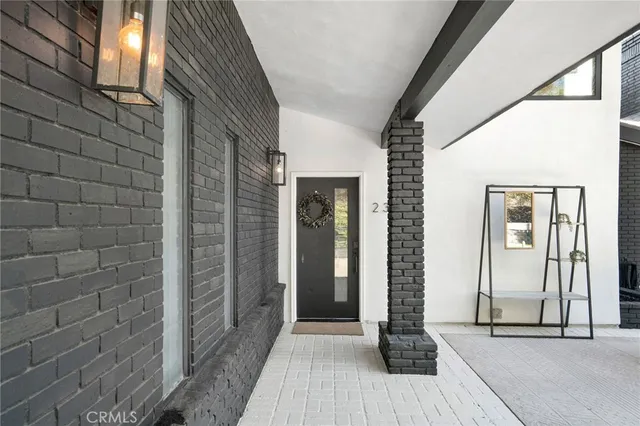 a view of a entrance door of the house