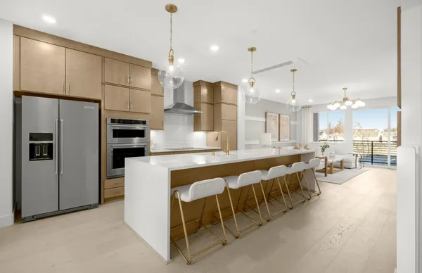 a large kitchen with kitchen island a large island in it
