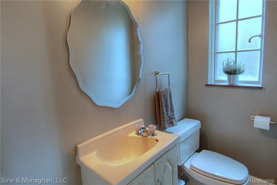 336 Merriweather Road Grosse Pointe, MI 48236 - Photo 11 of 28 Half_Bath.jpg