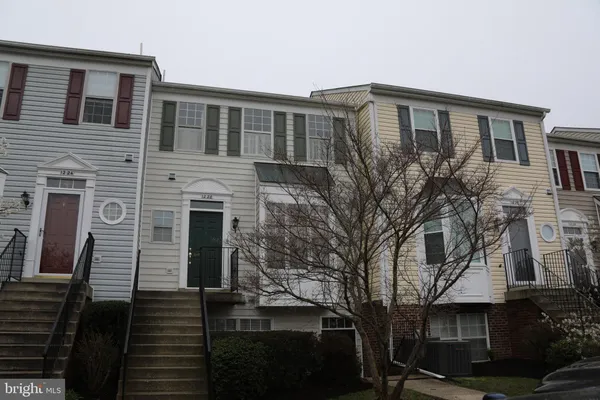 a view of house with a yard