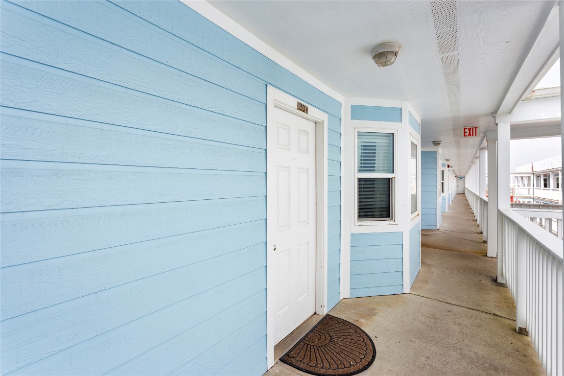 10811 Termini-San Luis Pass Road, Unit 1307 Galveston, TX 77554 - Photo 26 of 28 a view of entryway with livingroom