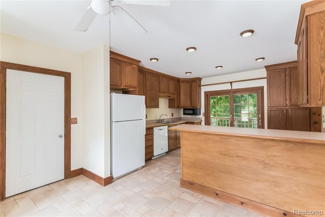 1160 Silver Bell Road Rochester, MI 48306 - Photo 8 of 36 011-photo--6024179.jpg