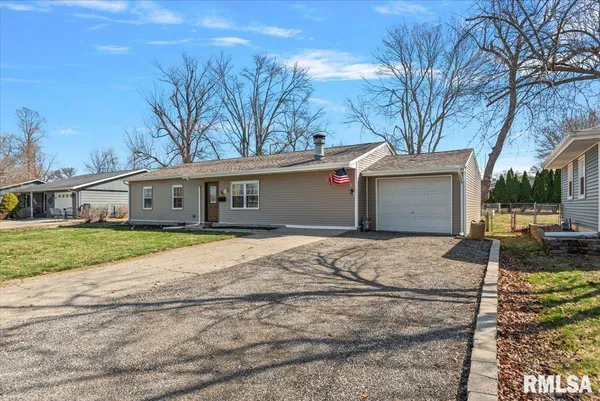 $184,900 | 46 Churchill Drive, Chatham, IL 62629