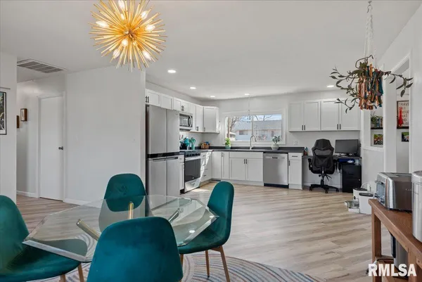 $184,900 | 46 Churchill Drive, Chatham, IL 62629
