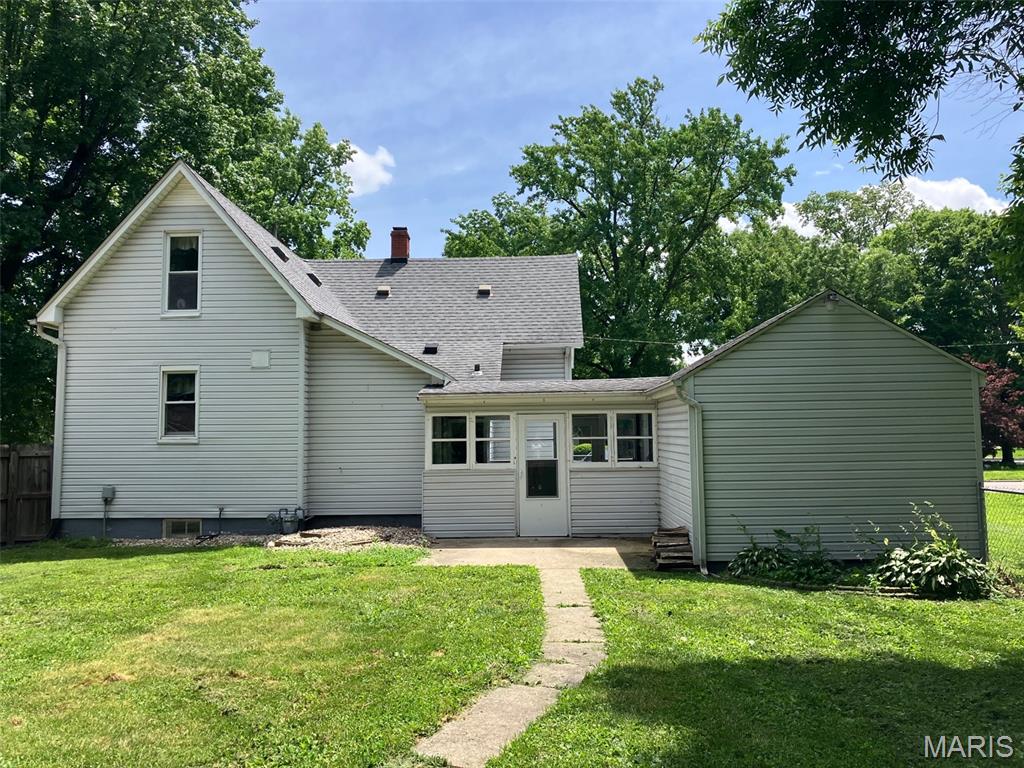 319 South Madison Street Trenton, IL 62293 - Photo 3 of 15