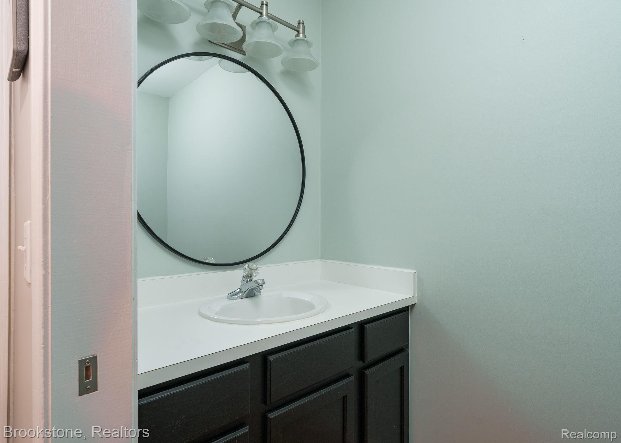 3812 Kossuth Road Lake Orion, MI 48360 - Photo 16 of 47 1/2 bath
