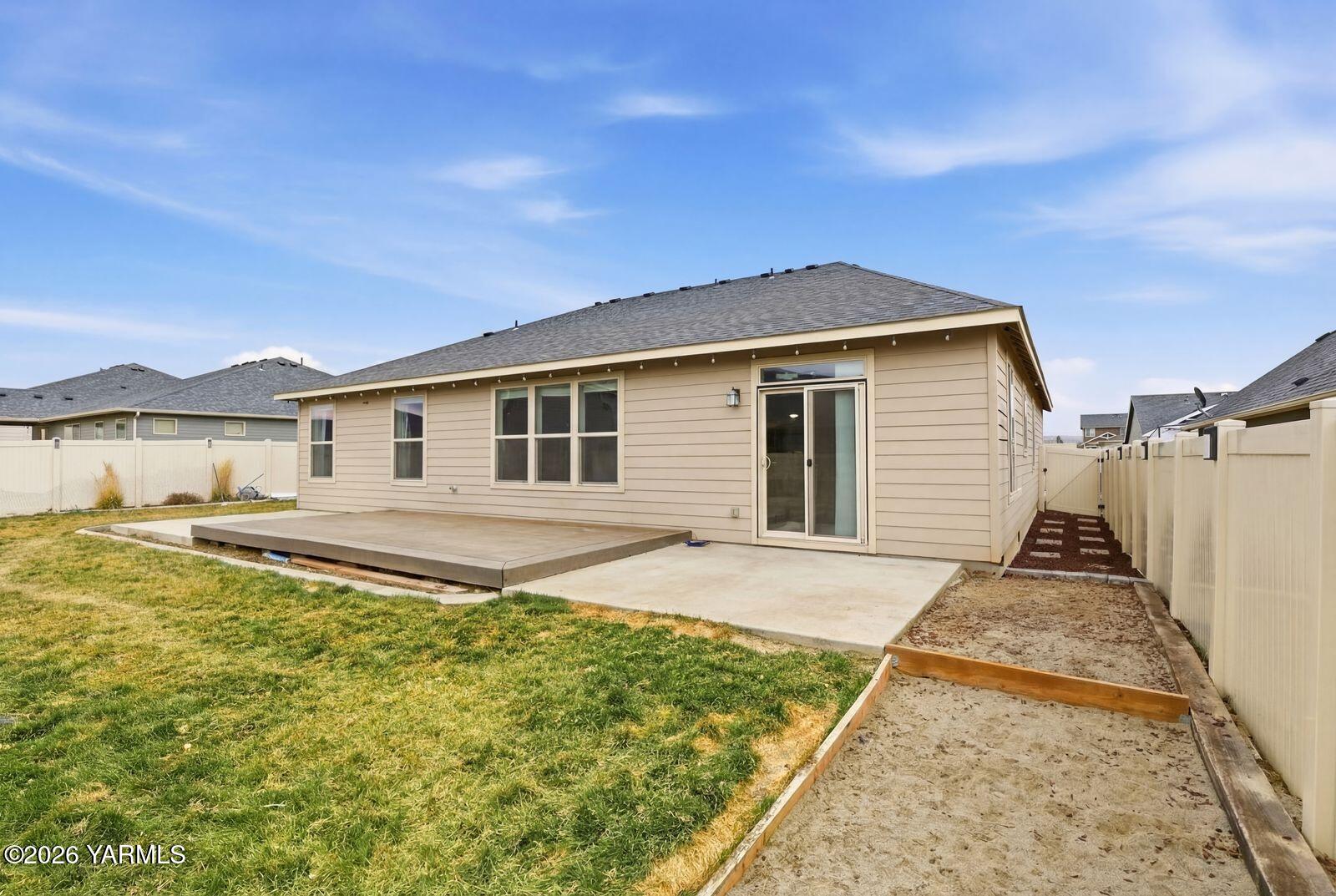 104 Bravo Street Moxee, WA 98936 - Photo 20 of 27 a view of a house with backyard