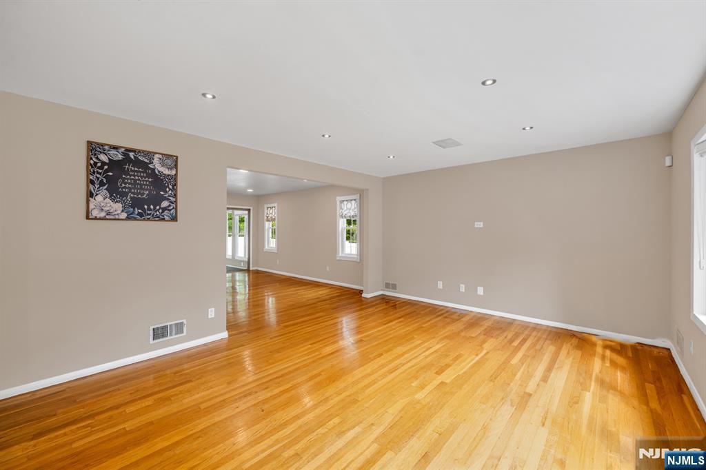 45 Jay Drive Paramus, NJ 07652 - Photo 5 of 41