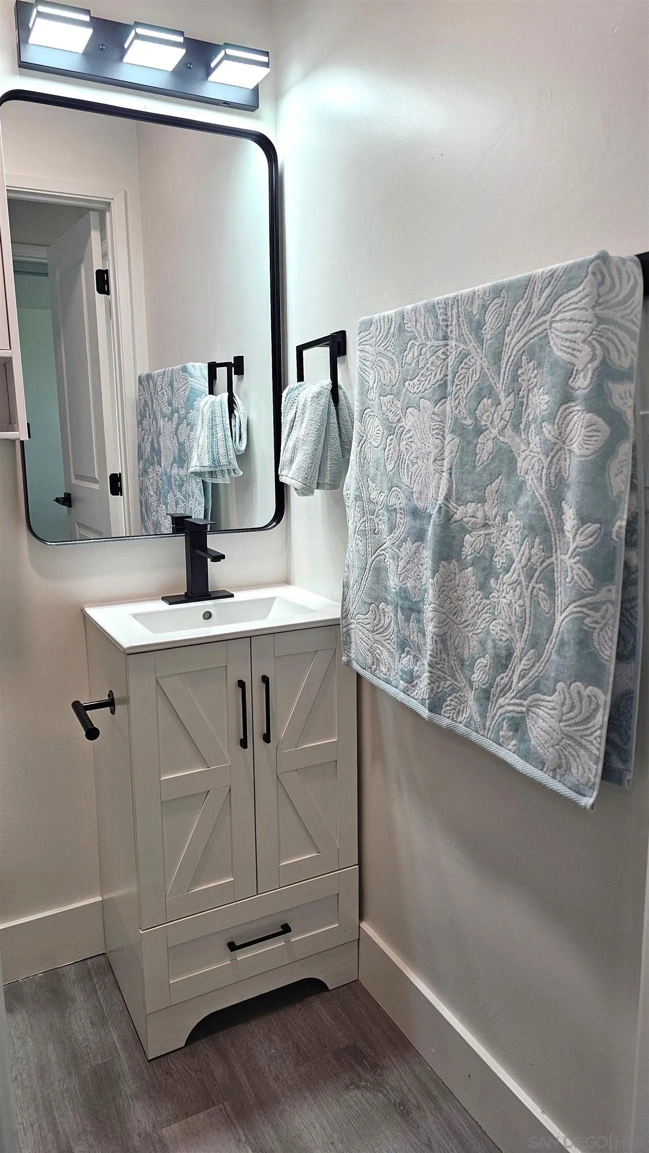 8667 Cetus Road San Diego, CA 92126 - Photo 18 of 22 a bathroom with a sink and mirror