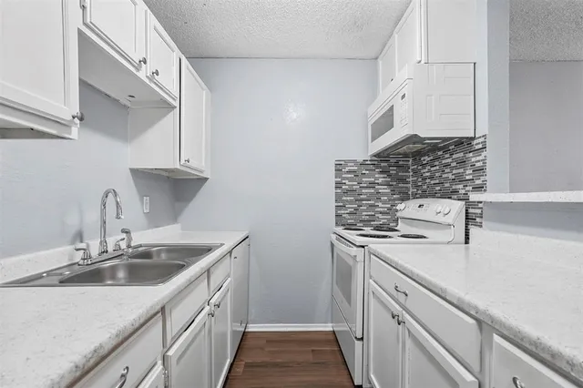 $990,000 | 111 East Rogers Street, Arlington, TX 76011