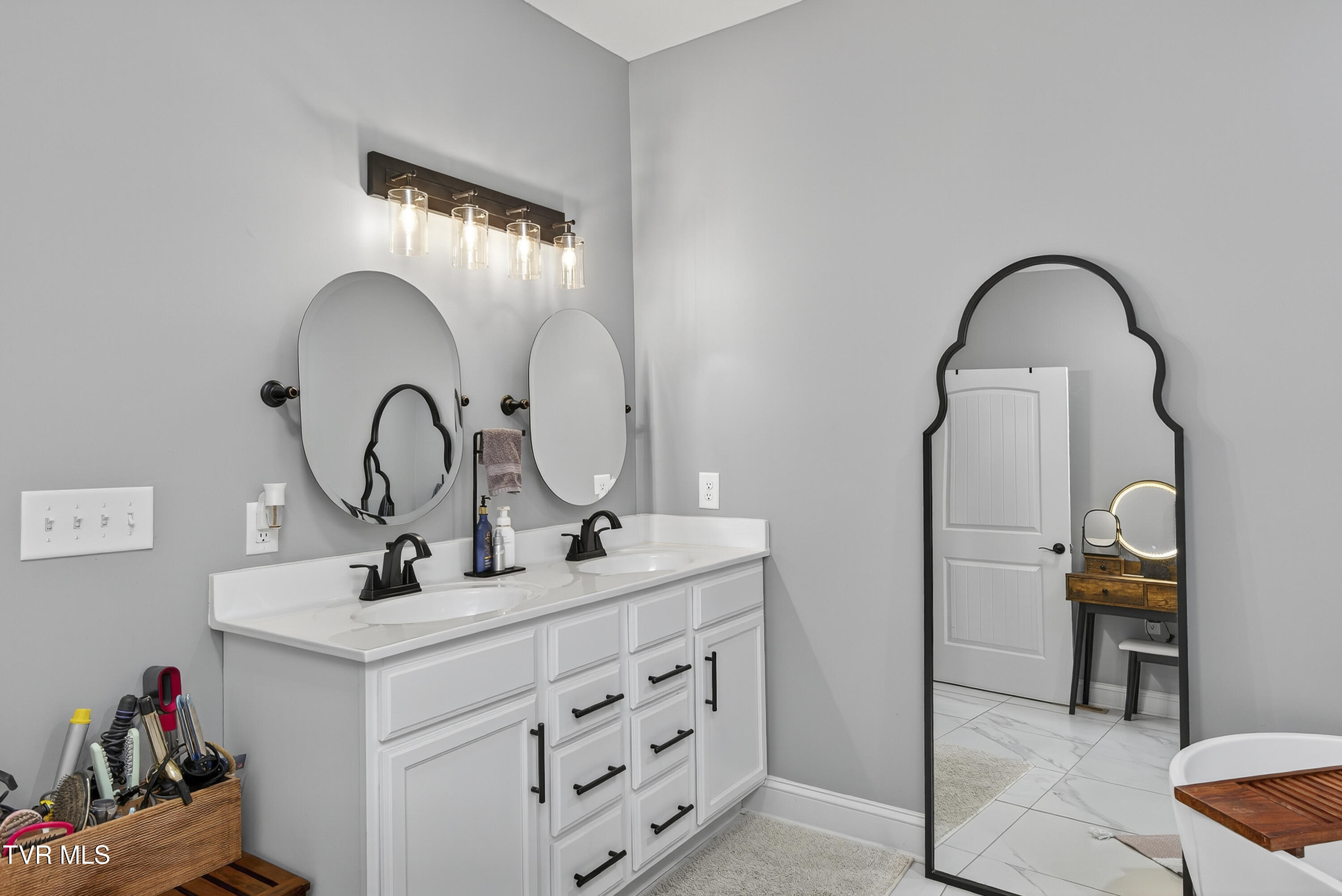 141 Queensgate Bristol, TN 37620 - Photo 22 of 55 141-Queensgate-Bristol-TN Matt-Smith-Rea