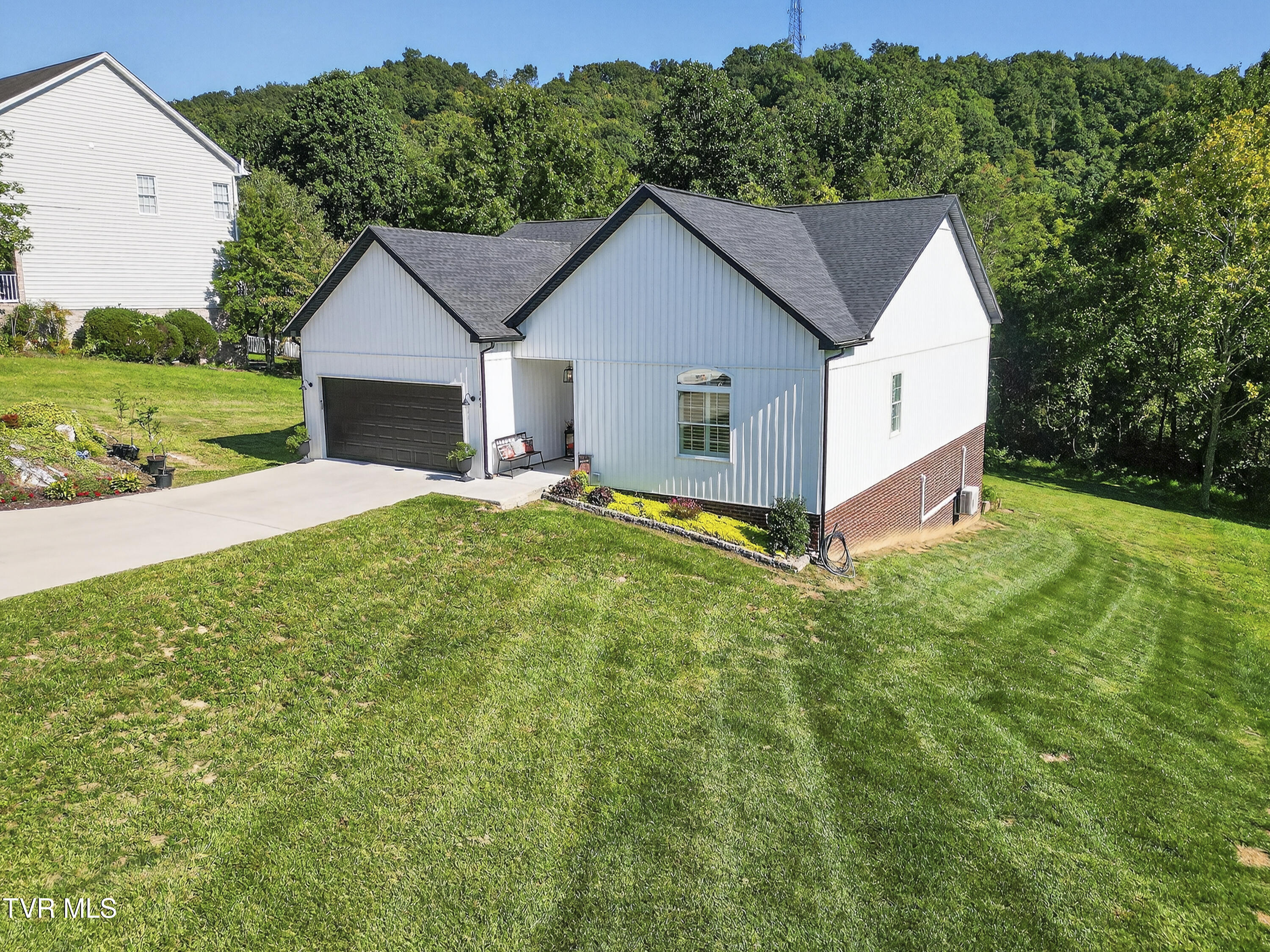 141 Queensgate Bristol, TN 37620 - Photo 3 of 55 141-Queensgate-Bristol-TN Matt-Smith-Rea