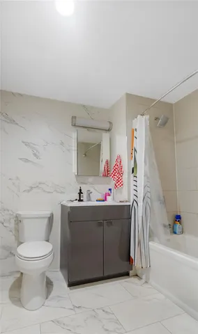 $880,000 | 27-05 41st Avenue, Unit 5D | Long Island City