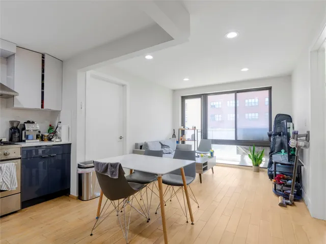 $880,000 | 27-05 41st Avenue, Unit 5D | Long Island City