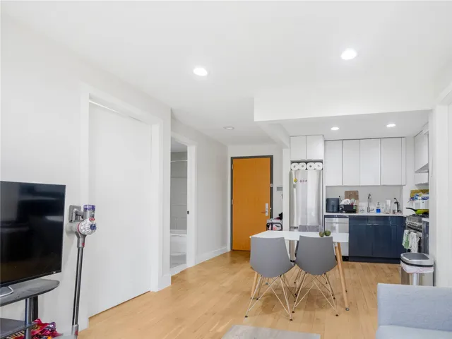 $880,000 | 27-05 41st Avenue, Unit 5D | Long Island City