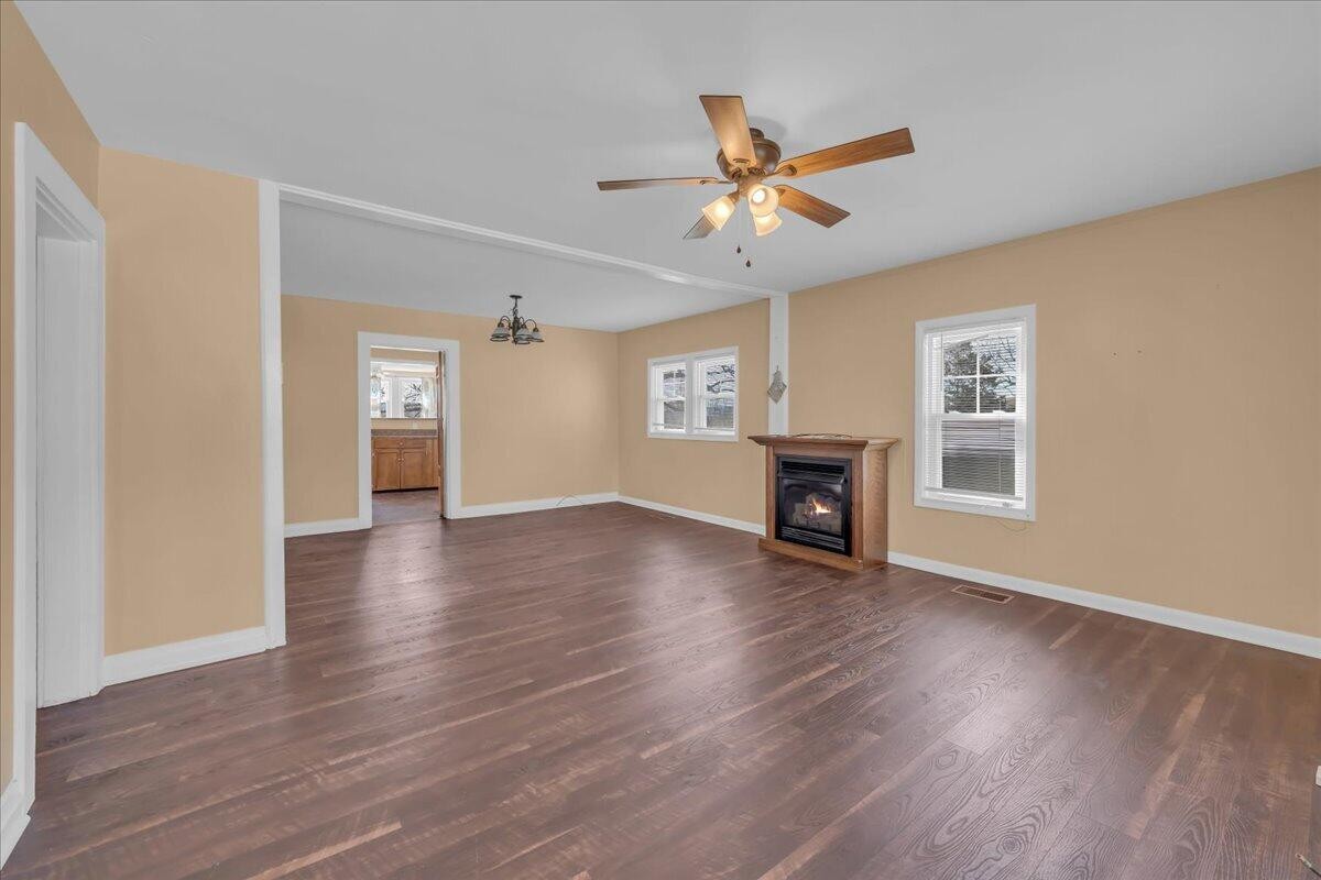 120 Raulstontown Road South Pittsburg, TN 37380 - Photo 4 of 22 a view of a livingroom with a ceiling fan and window