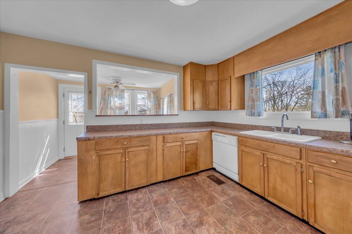 120 Raulstontown Road South Pittsburg, TN 37380 - Photo 10 of 22 a spacious bathroom with a granite countertop sink mirror and a