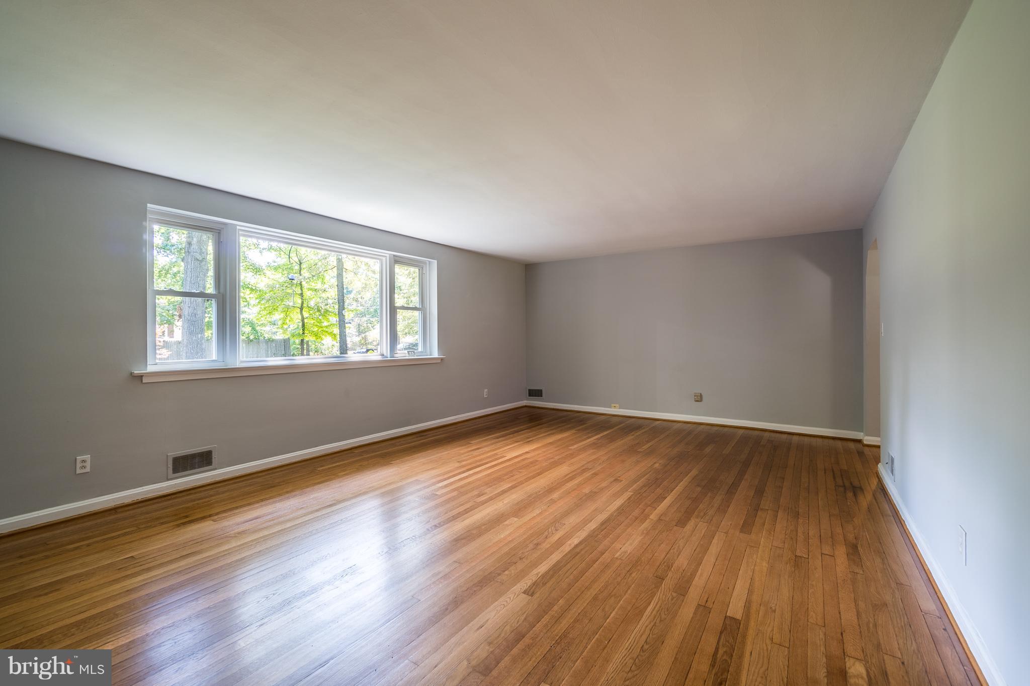 5123 Clinton Road Alexandria, VA 22312 - Photo 14 of 30 Living Room