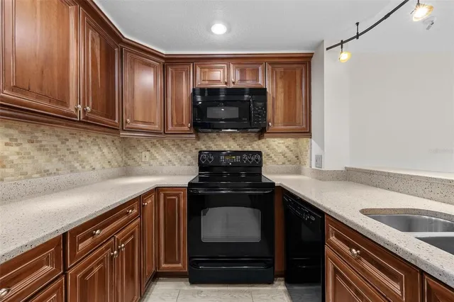 $2,500 | 4141 Bayshore Boulevard, Unit 204, Tampa, FL 33611