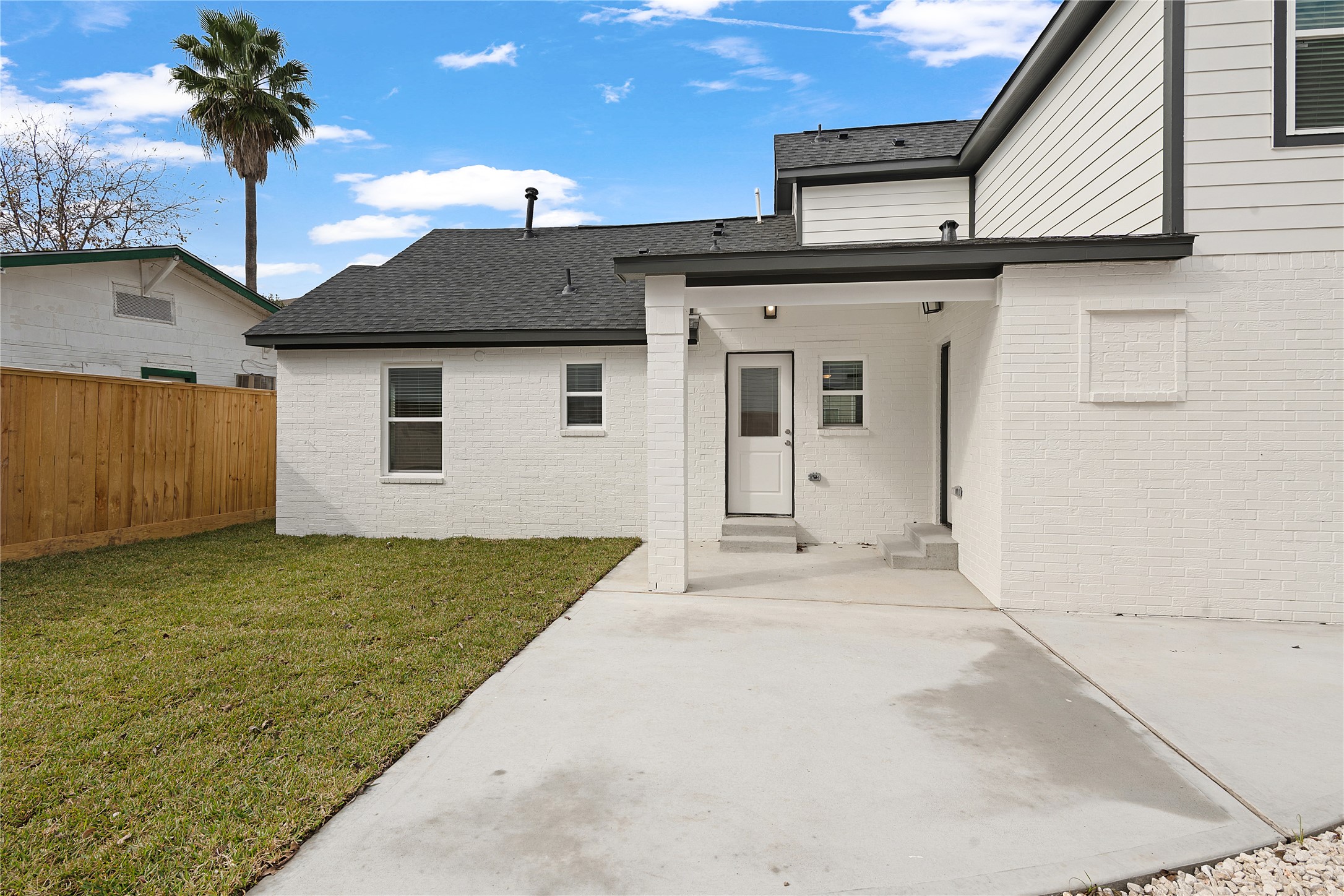 6403 Illinois Street, Unit B Houston, TX 77021 - Photo 12 of 13 a view of an house with backyard space and garden