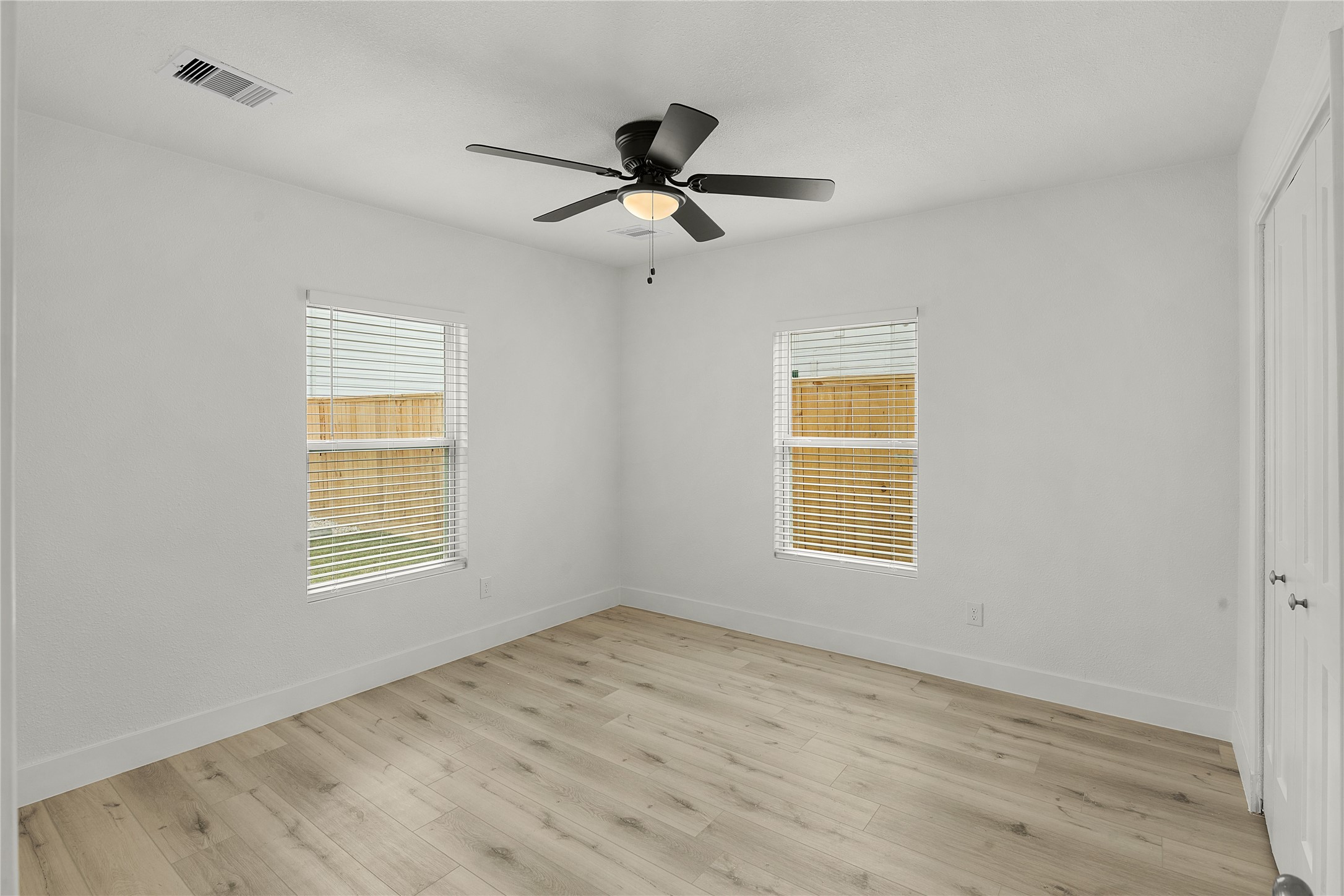 6403 Illinois Street, Unit B Houston, TX 77021 - Photo 8 of 13 a view of an empty room with a window